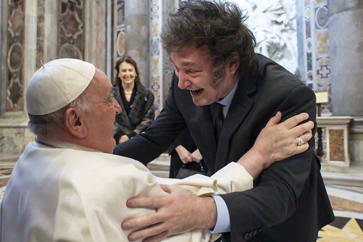 Le président argentin Javier Milei a rencontré dimanche au Vatican son compatriote, le pape François. © KEYSTONE/AP/Vatican Media