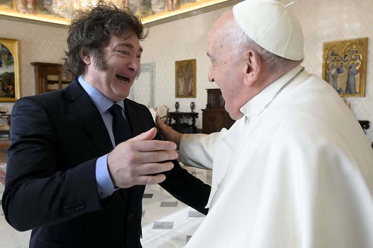L'entretien au palais apostolique a duré 1h10 et s'est déroulé dans une ambiance a priori détendue, les deux hommes apparaissant souriant, selon des images diffusées par le Vatican. © KEYSTONE/AP/Vatican Media