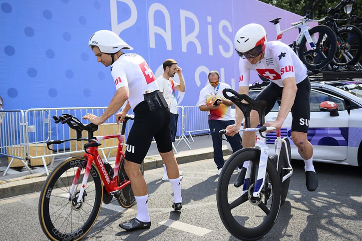 Küng (à droite) et Bissegger font partie des outsiders du clm olympique © KEYSTONE/LAURENT GILLIERON