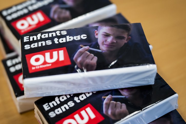 En 2022, le peuple a accepté par 56,6% des voix l'initiative "Enfants et jeunes sans publicité pour le tabac", qui demande que "toute forme de publicité pour le tabac accessible aux enfants soit interdite" (archives). © KEYSTONE/JEAN-CHRISTOPHE BOTT